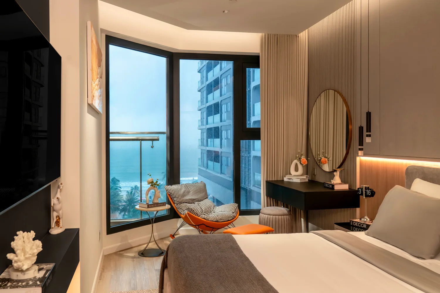 Sea-view bedroom with a corner bay window overlooking My Khê Beach at Maison D’Rose Đà Nẵng